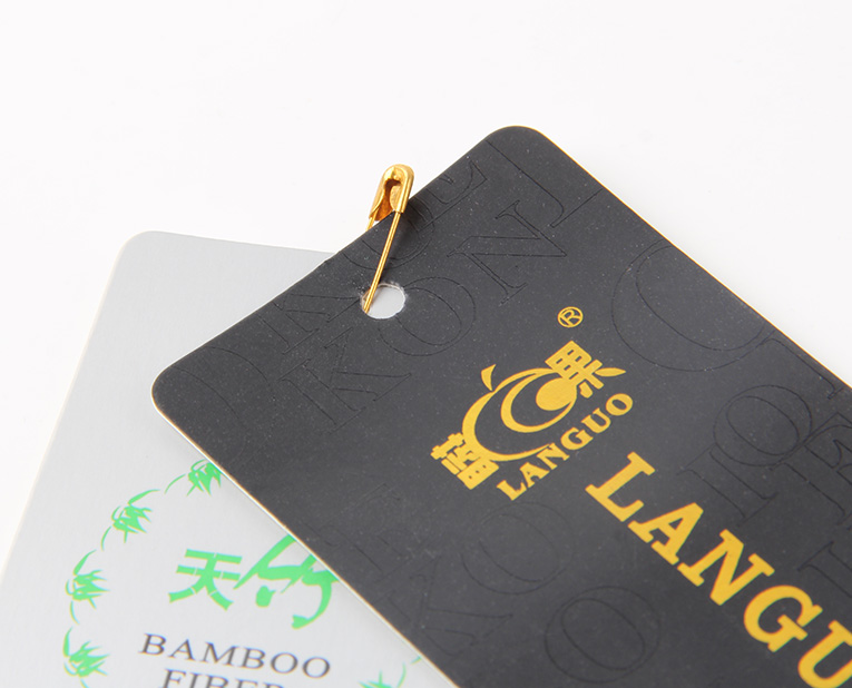 在選擇服裝紙牌定做工藝時(shí)，客人并不是最大的