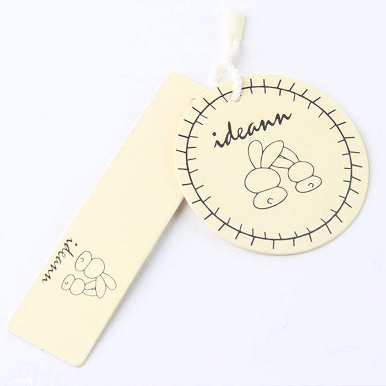 服裝的吊牌該怎么設(shè)計(jì)？問(wèn)問(wèn)生產(chǎn)廠家的設(shè)計(jì)師更靠譜